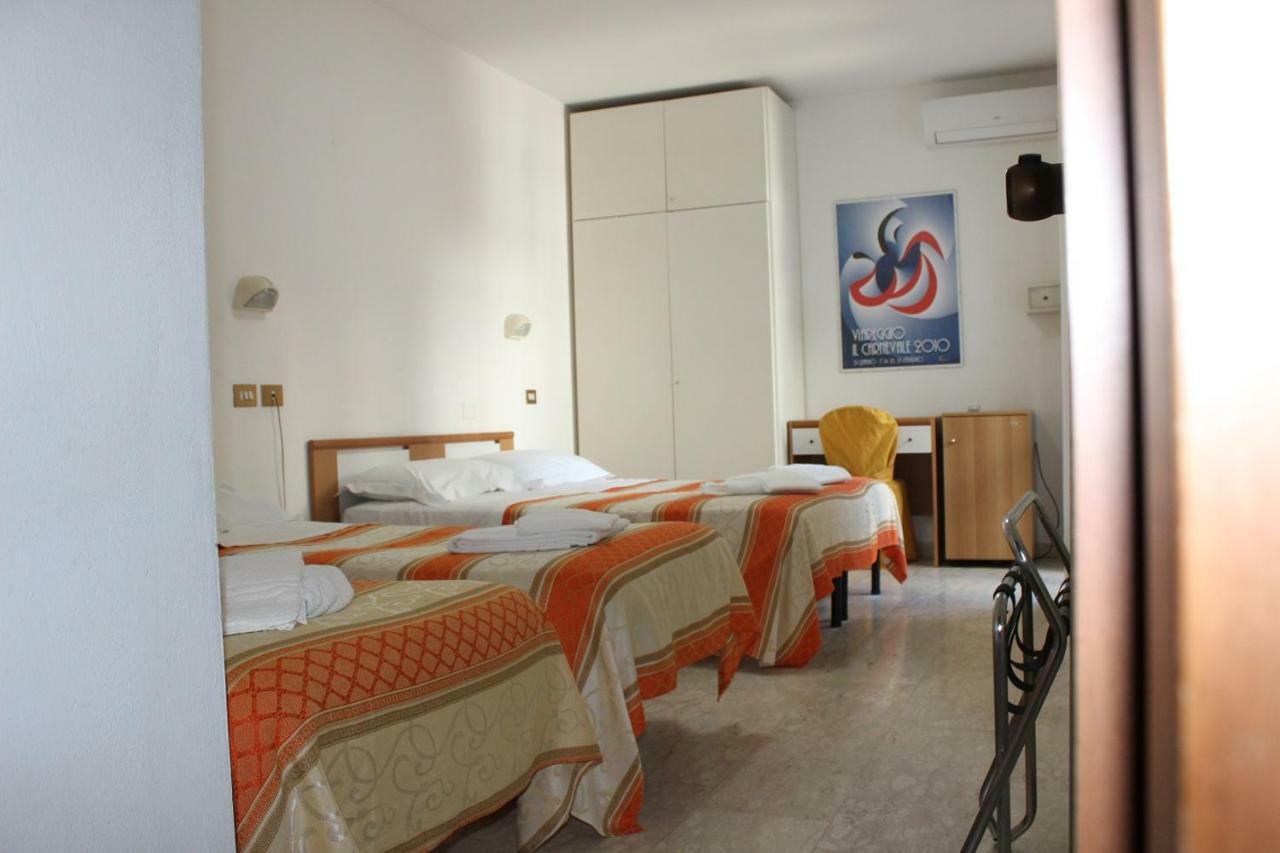 Hotel Derna В'яреджо Екстер'єр фото